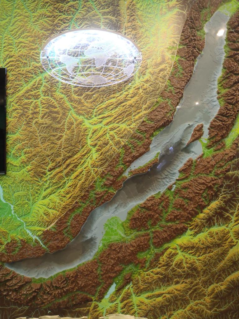 Maquette du lac baïkal - vu de ses profondeurs ...